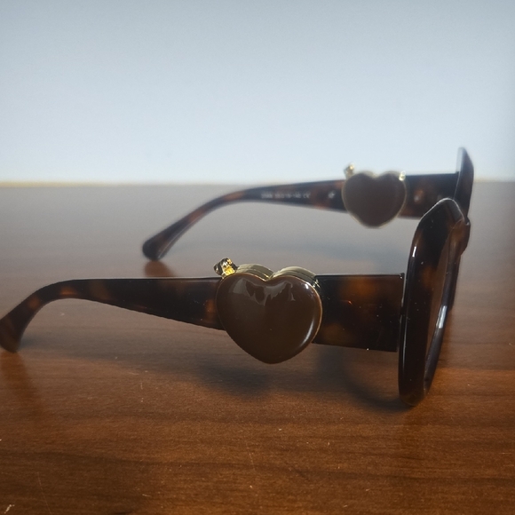 Tortoise Shell Women's Sunglasses - Picture 2 of 7